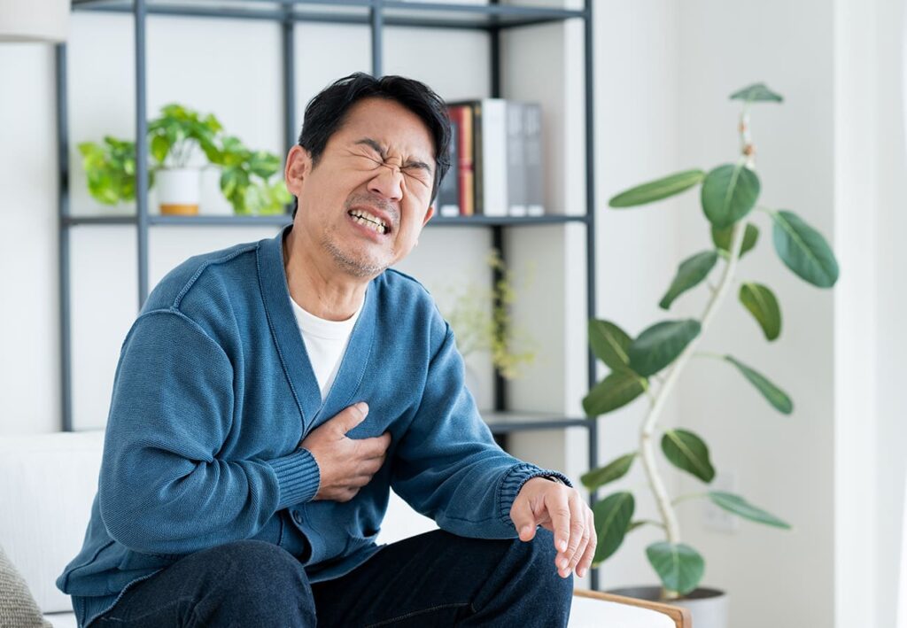 胸を押さえる男性